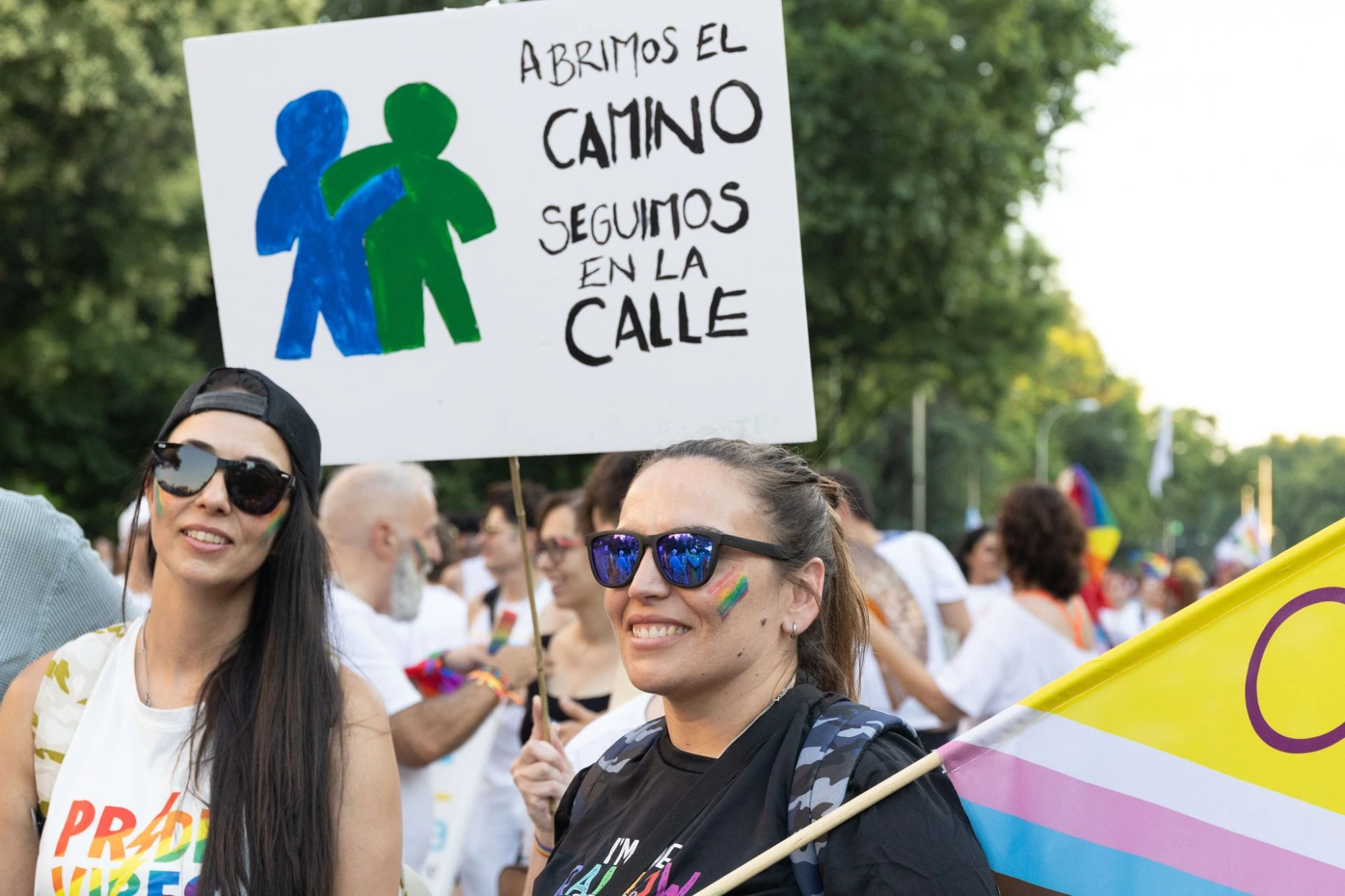 Voluntarias de la Fundación llevan una pancarta durante el Orgullo 2026