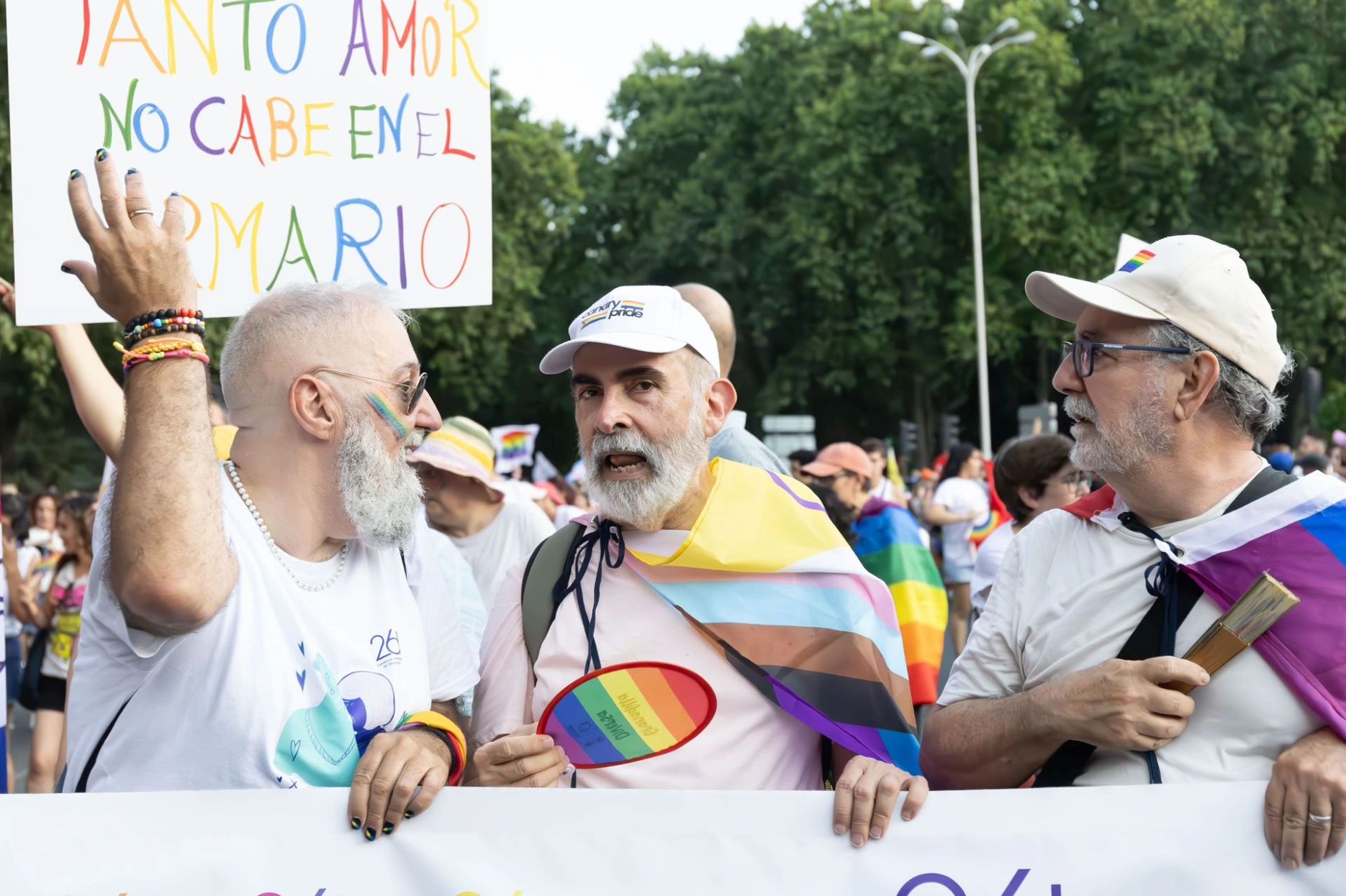 Usuarios de la Fundación charlan durante el Orgullo 2026