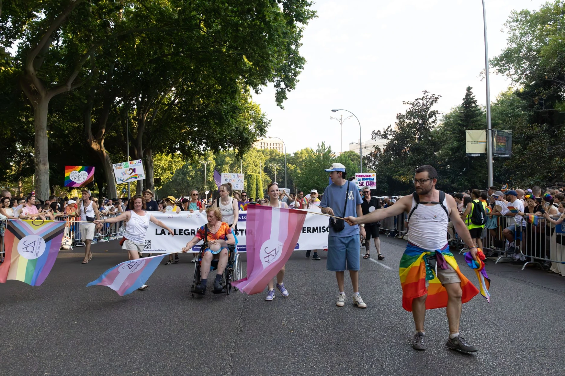 La Fundación 26 de Diciembre marcha por el Paseo del Prado durante el Orgullo 2026