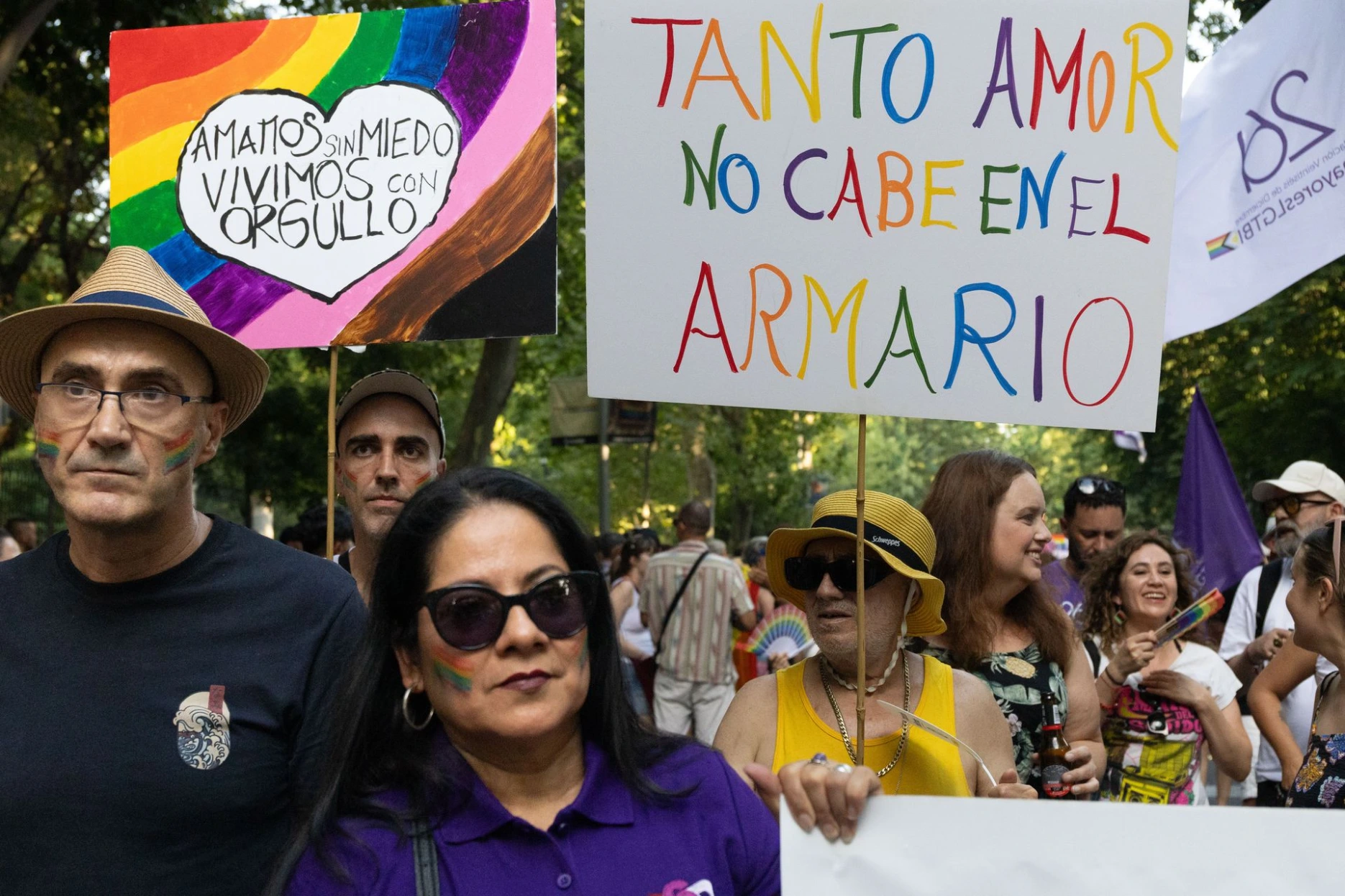 Equipo técnico y aliadas de la Fundación sostienen las proclamas con los mensajes en el Orgullo 2026