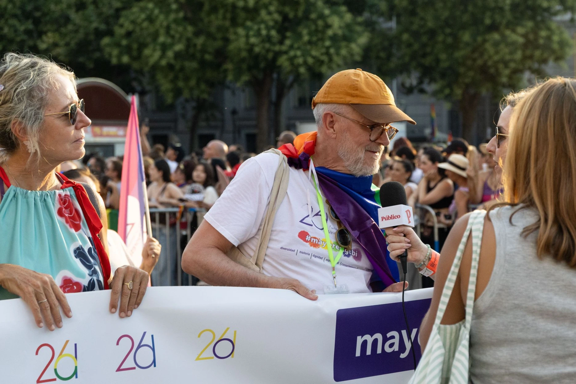 Voluntario de la Fundación concede una entrevista a los medios de comunicación